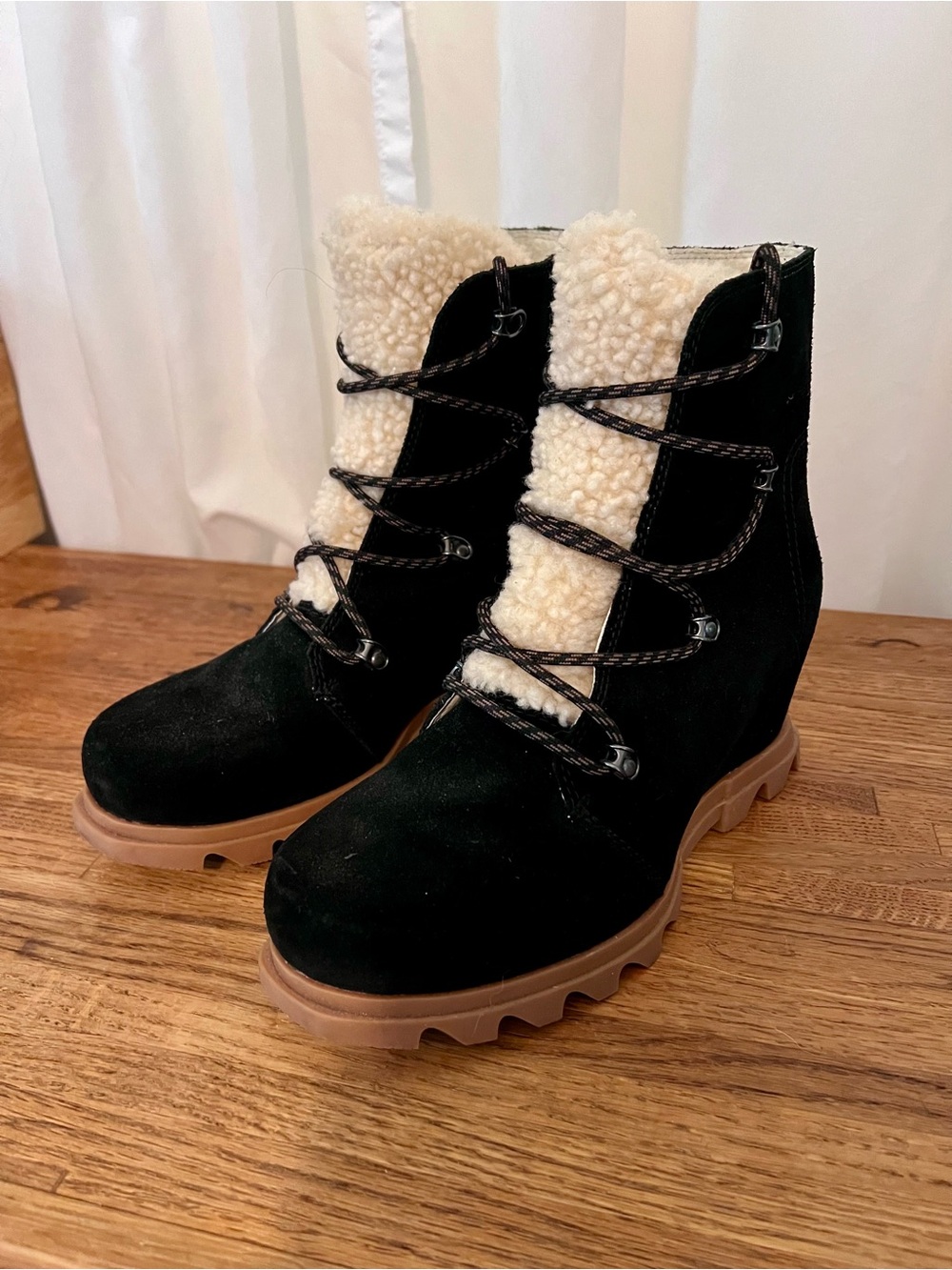Sorel Joan of Arctic Wedge III Lace Cozy boots size 9